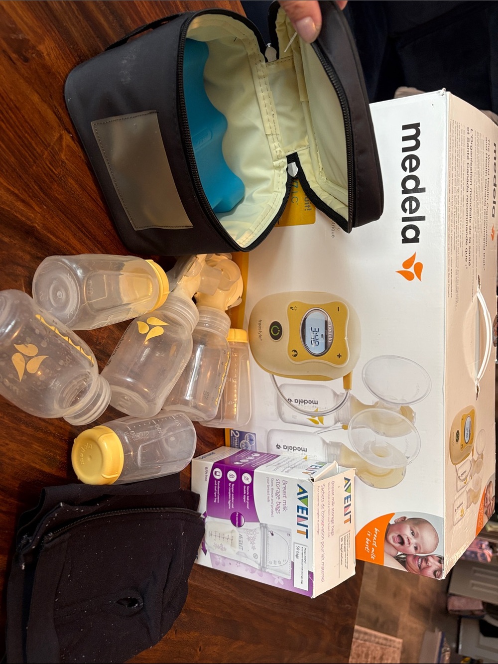 Medela Electric Breast Pump Kit with Yellow and Clear Bottles